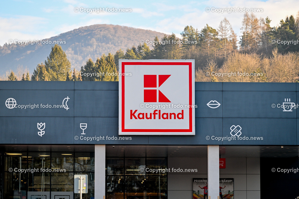 Kaufland_ Lebensmittel_ 28.12.2024-2 | 28.12.2024, Povazska Bystrica, SVK, Kaufland, Lebensmittel, im Bild Kaufland, Lebensmittel, Lebensmittelmarkt, einkaufen, Schild, Leuchtreklame, Werbung, Symbolbild, Feature