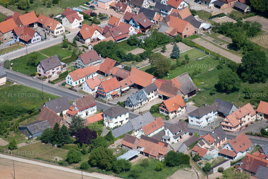 Vue aérienne: Rue Principale x Rue de la Forêt à Schleithal dans le département Bas Rhin, France – .Photo: IMG_40972(40951).jpg prise le 08/05/2011 par Werner Riehm/FLY-FOTO.eu – Résolution de l'original: 4752 x 3168 px