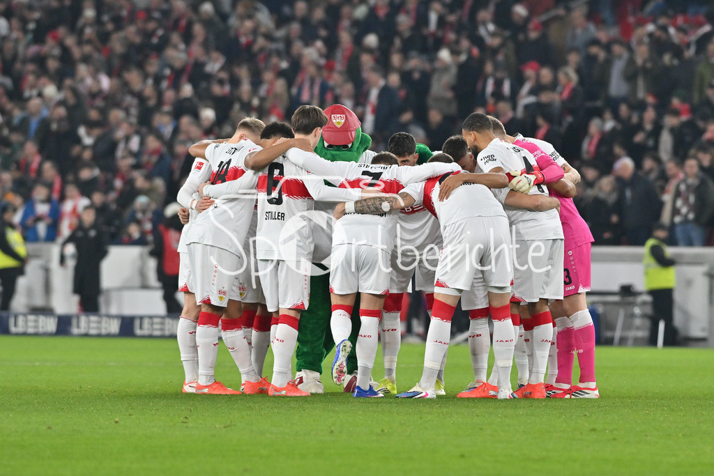 VfB Stuttgart - SG Eintracht Frankfurt | STUTTGART, GERMANY - 13. JANUARY: das Heimteam motiveirt sich nochmal vor der Partie während dem Bundesligamatch zwischen dem VfB Stuttgart und der SG Eintracht Frankfurt am 17. Spieltag in der MHP-Arena / DFL REGULATIONS PROHIBIT ANY USE OF PHOTOGRAPHS AS IMAGE SEQUENCES AND/OR QUASI-VIDEO