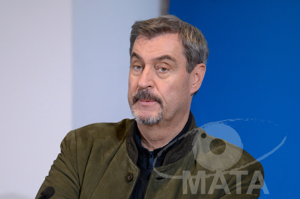 _DWI7828 | Bayerns Ministerpräsident Markus Söder (CSU) bei einer Pressekonferenz im Lokschuppen. Rosenheim, 02.12.2025 Bayern Deutschland - Realisiert mit Pictrs.com