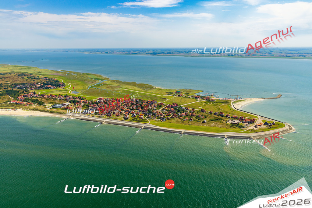 Klassische Luftaufnahme ohne Drohne zeigt:Westdorf bei Baltrum - Die Luftbildaufnahme wurde 2025 vom UL-Flugzeug heraus erstellt ( keine Drohnenaufnahme ) - Hochauflösende Luftaufnahme -Nicht vergleichbar mit Google Maps oder Satelittenbilder- Die Geschenkidee !Mit Lizenz und Bildrechte bestellbar