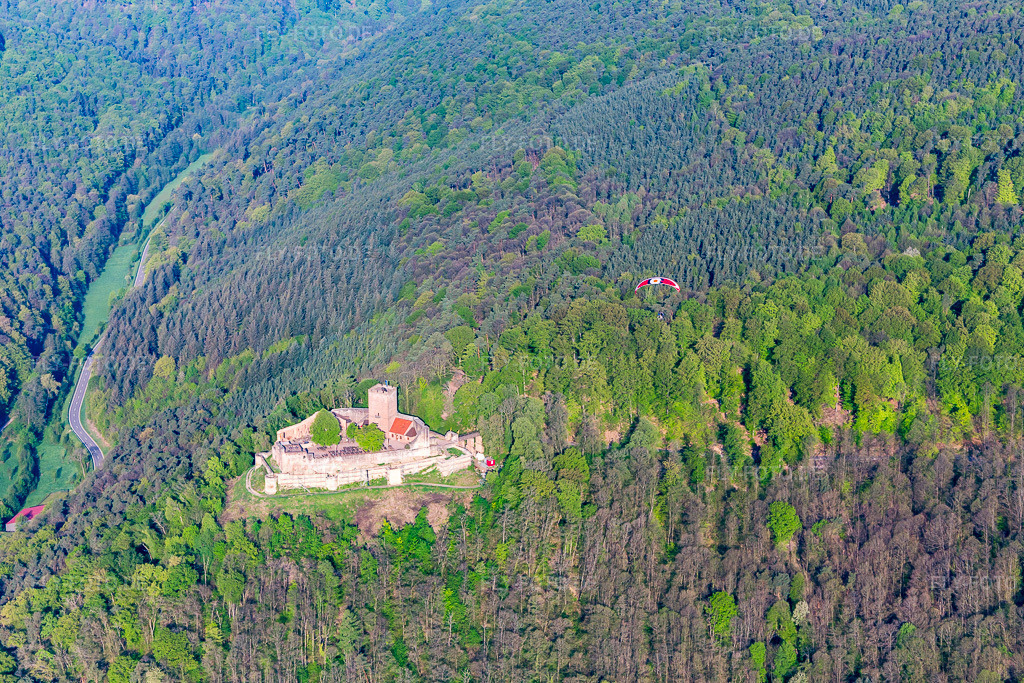 Luftbild: Ruine Landeck mit Paragleiter in Klingenmünster im Bundesland Rheinland-Pfalz in Deutschland. Foto: IMG_106877.jpg vom 22.04.2018 durch Werner Riehm/FLY-FOTO.de