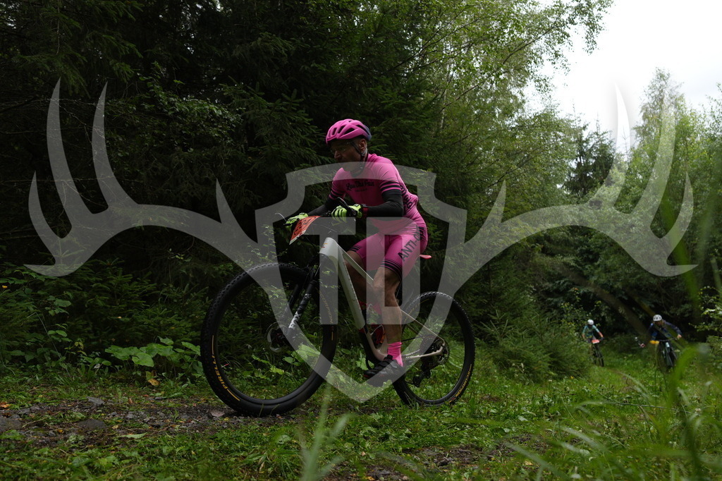 A6703371 | Fotogalerie der Treibjagd im Dunkelwald - Dein MTB Etappenrennen im Erzgebirge - Realisiert mit Pictrs.com