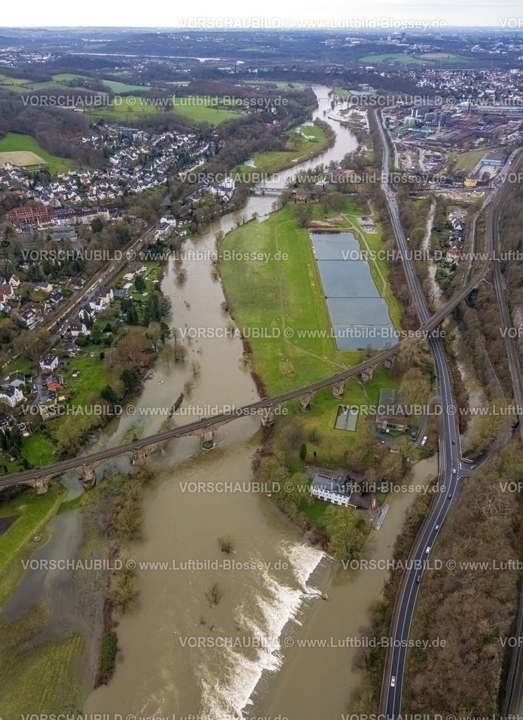 Witten231201927Ruhr-topaz | Luftbild, Ruhrhochwasser, Weihnachtshochwasser 2023, Fluss Ruhr tritt nach starken Regenfällen über die Ufer, Überschwemmungsgebiet am Ruhrviadukt, Wassergewinnungsanlage Apfelweide, Ruhrbrücke Bommern, Witten, Ruhrgebiet, Nordrhein-Westfalen, Deutschland