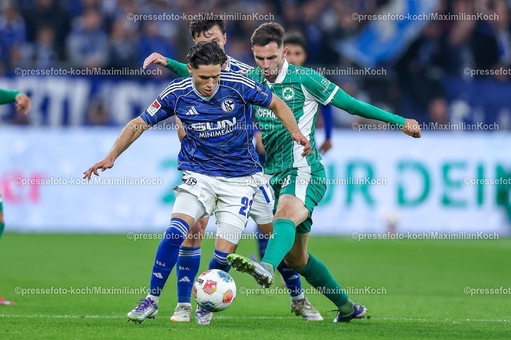 S0426092501127 | 25.09.2025, Fußball, FC Schalke 04 - SpVgg Greuther Fürth, 7.Spieltag, 2. Fußball Bundesliga, Veltins-Arena Gelsenkirchen, Saison 2025 2026: Soufiane El-Faouzi&nbsp;(Schalke04 #23) im Zweikampf gegen  Branimir Hrgota&nbsp;(Greuther Fürth #10) DFB regulations prohibit any use of photographs as image sequences and or quasi-video.