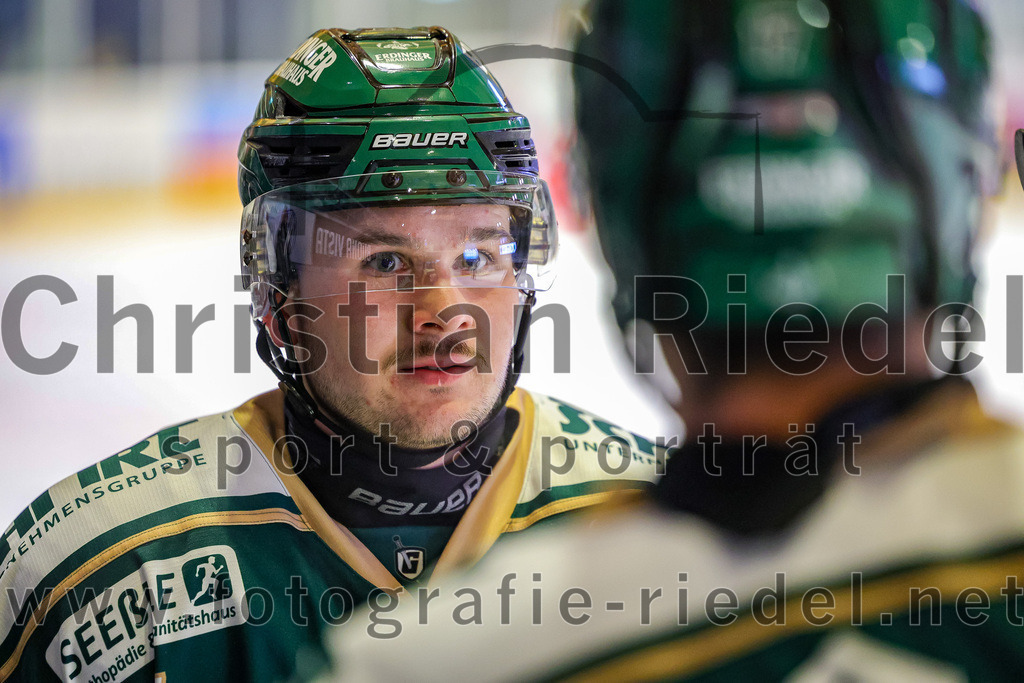 2025-11-25_061_TSV_Erding_gegen_EHF_Passau_Black_Hawks | Erding, Deutschland, 25.11.2025:Eishockey, Oberliga Süd 2025 / 2026, 20. Spieltag, TSV Erding gegen EHF Passau Black Hawks, Endergebnis: 2:3 n.V.Jesse Kauhanen (Erding Gladiators, #4)Foto: Christian Riedel / fotografie-riedel.net