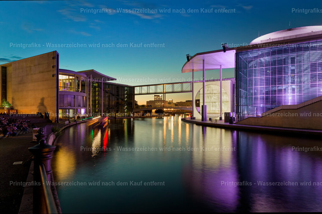 Lichter der Hauptstadt an der Spree | Abendliche Stadtlandschaft in Berlin mit moderner Architektur, farbiger Beleuchtung und ruhigen Spiegelungen auf der Spree. Das blaue Dämmerungslicht und die violetten Reflexionen verleihen der Szene eine moderne, urbane Atmosphäre. - Realisiert mit Pictrs.com