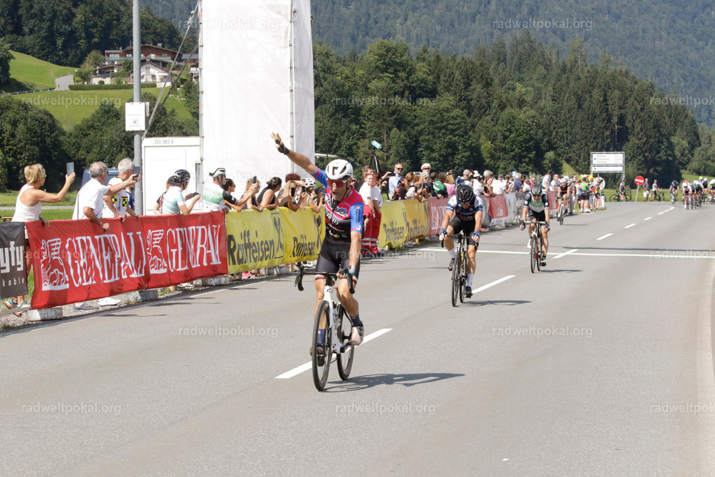1068_20230817_Bewerb_Maenner_Muehlanger | AUT - OESTERREICH, 2023-08-16: SPORT RENNRAD-FAHREN - 55. INTERNATIONALER RADWELTPOKAL IN ST. JOHANN IN TIROL  - Vintage-Radrennen mit WM-Bronze-Medaillen-Siegerin Christina Schweinberger, den Teilnehmer und Alexander Baumann (vom Orginastions-Team) - TAG 2 BEWERB MAENNER IN SECHS GRUPPEN  ; Foto: Roland Muehlanger