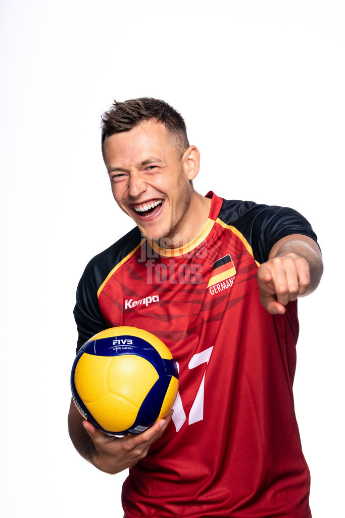 Volleyball | Männer | Portraittermin | Pressetermin | Nationalmannschaft | 12.05.2024 | Jan Zimmermann Portrait mit Ball