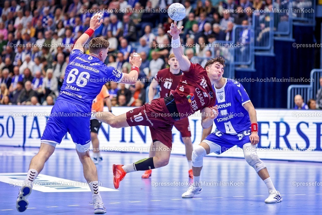 Gum25042501018 | 25.04.2025, Handball, HBL, VfL Gummersbach - 1. VfL Potsdam, Schwalbe-Arena: Elias Kofler (VfL Potsdam #10) gegen Stepan Zeman (GUM #66) und Julian Köster (GUM #7) 