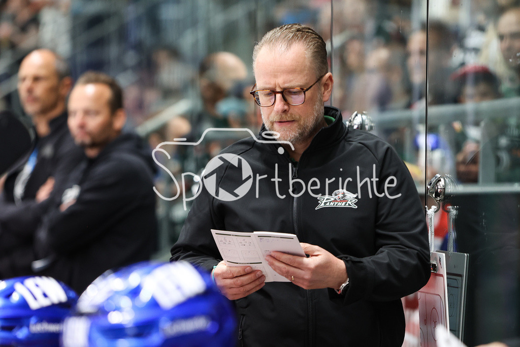 Augsburger Panther - Schwenninger Wild Wings | Panther Trainer Christof KREUZER in Aktion / Freisteller / Einzelfoto / Freisteller