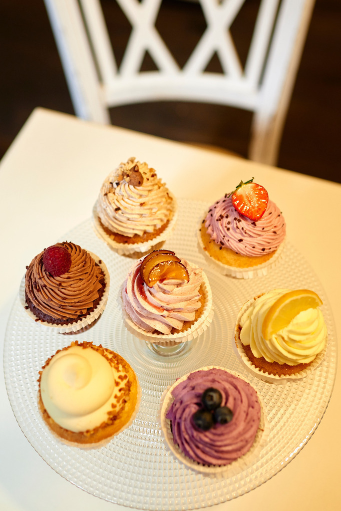 Cup Cakes-Wien | Wien, Austria - October 02, 2017: Cup Cakes, verschiedene bunte Cup Cakes auf einer Etagere. - Realisiert mit Pictrs.com