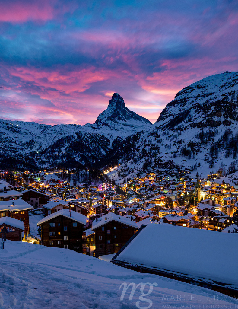 The village of Zermatt in front of the Matterhorn at a wonderful Sunset in the Swiss Alps | Die ideale Geschenkidee für Naturliebhaber. Naturbilder von Marcel Gross Photography für ihr Zuhause in den verschiedensten Formaten und Materialien. - Realisiert mit Pictrs.com
