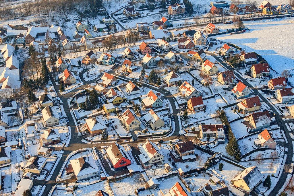 Vue aérienne: Rue des Anémones en hiver, sous la neige à Neewiller-près-Lauterbourg dans le département Bas Rhin, France – .Photo: IMG_36668.jpg prise le 05/01/2011 par Werner Riehm/FLY-FOTO.eu – Résolution de l'original: 4752 x 3168 px