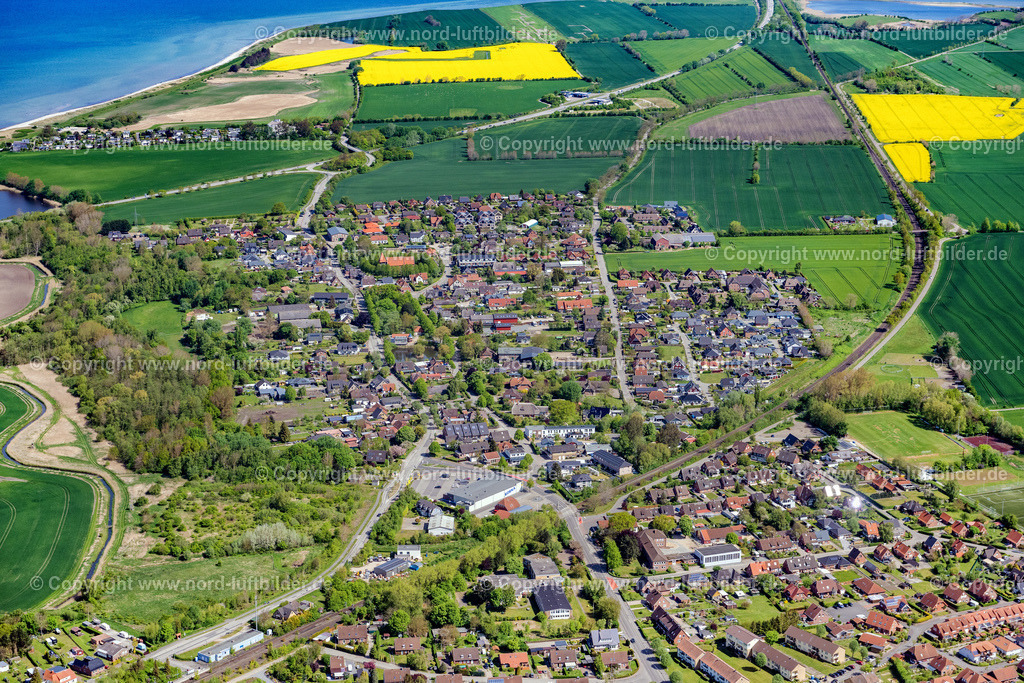 Grossenbrode_ELS_4578150522 | GROßENBRODE 15.05.2022 Stadtgebiet mit Außenbezirken und Innenstadtbereich in Großenbrode im Bundesland Schleswig-Holstein, Deutschland. // City area with outside districts and inner city area in Grossenbrode in the state Schleswig-Holstein, Germany. Foto: Martin Elsen