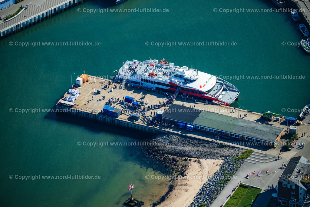 Helgoland_Halunder_Jet_FRS_Fähren_ELS_4035280824 | HELGOLAND 28.08.2024 Im Hafen ankerndes und festgemachtes Fährschiff " Katamaran FRS Halunder Jet " an der Straße Am Südstrand in Helgoland im Bundesland Schleswig-Holstein, Deutschland. // Anchored and moored ferry in the harbor " Katamaran FRS Halunder Jet " on street Am Suedstrand in Helgoland in the state Schleswig-Holstein, Germany. Foto: Martin Elsen