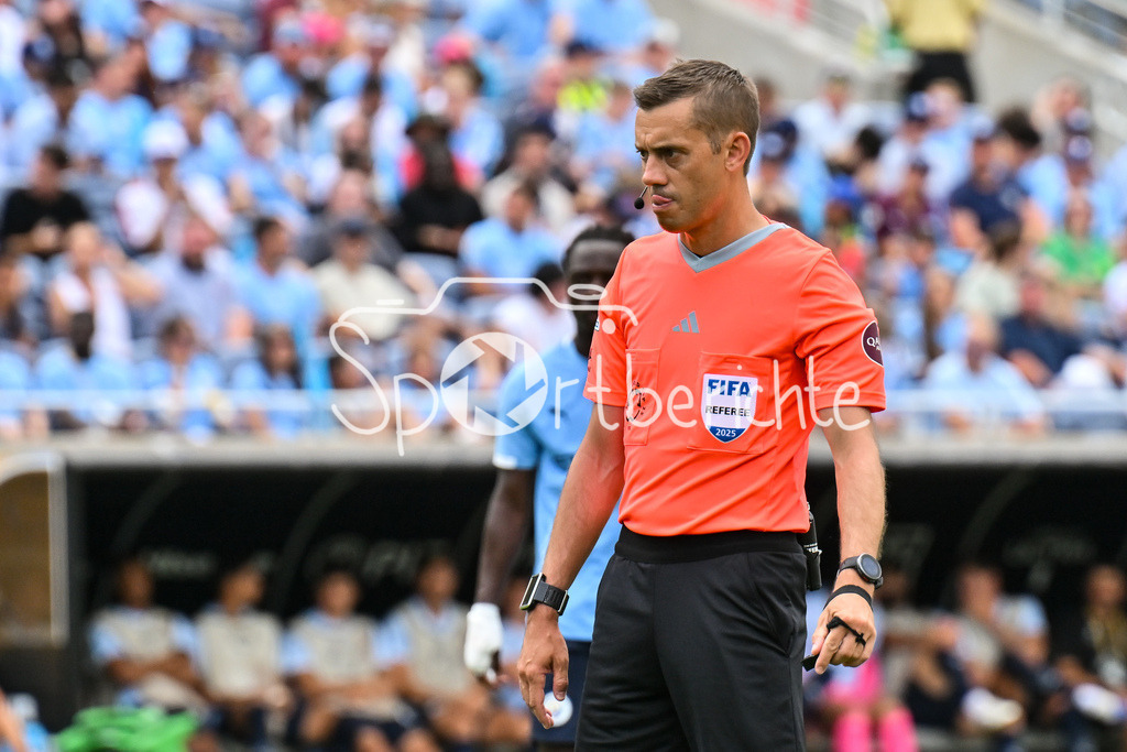 Juventus Turin - Manchester City | im Bild Schiedsrichter Clement TURPIN in Aktion / Einzelfoto / Freisteller / FIFA Club World Cup: Juventus Turin - Manchester City, Camping World Stadium am 26.06.2025 / NOT FOR SALE IN USA
