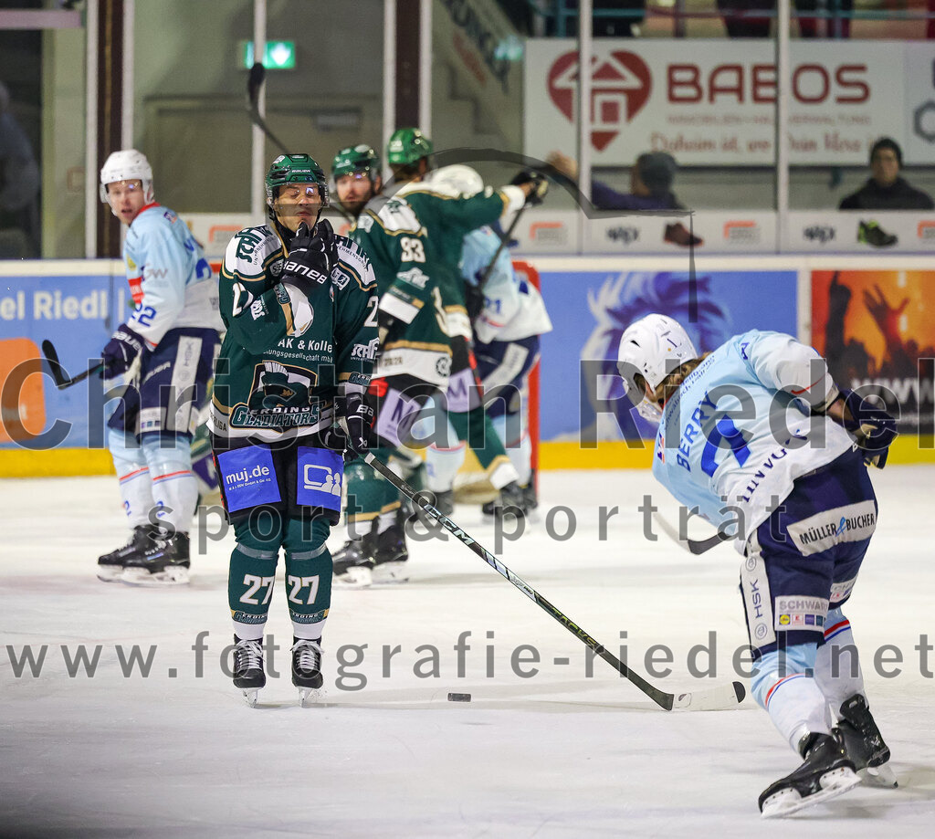 2025-12-23_136_TSV_Erding_gegen_Heilbronner_Falken | Erding, Deutschland, 23.12.2025:Eishockey, Oberliga Süd 2025 / 2026, 29. Spieltag, TSV Erding gegen Heilbronner Falken, Endergebnis: 5:4Mark Waldhausen (Erding Gladiators, #27), Spencer Berry (Heilbronner Falken, #7)Foto: Christian Riedel / fotografie-riedel.net