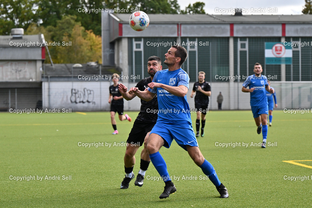 TSV Klausdorf vs SV Dörpum | Ditron Gashi (Klausdorf #7) vs Henrik Jessen (Dörpum #6) / Fußball-Landesliga Schleswig Männer 2026/2027 / TSV Klausdorf vs SV Dörpum / Kunstrasenplatz Klausdorf / Schwentinental / 17.10.26 - Realisiert mit Pictrs.com