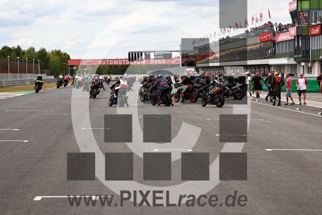 startendurance-20250830_07321 | Schöne Erinnerungen an spannende Momente - das festzuhalten ist unser Job. PIXELrace.de ist seit 2003 auf den Rennstrecken Europas unterwegs um die Action draußen beim Fahren und die wunderbare Stimmung imm Fahrerlager für euch einzufangen.