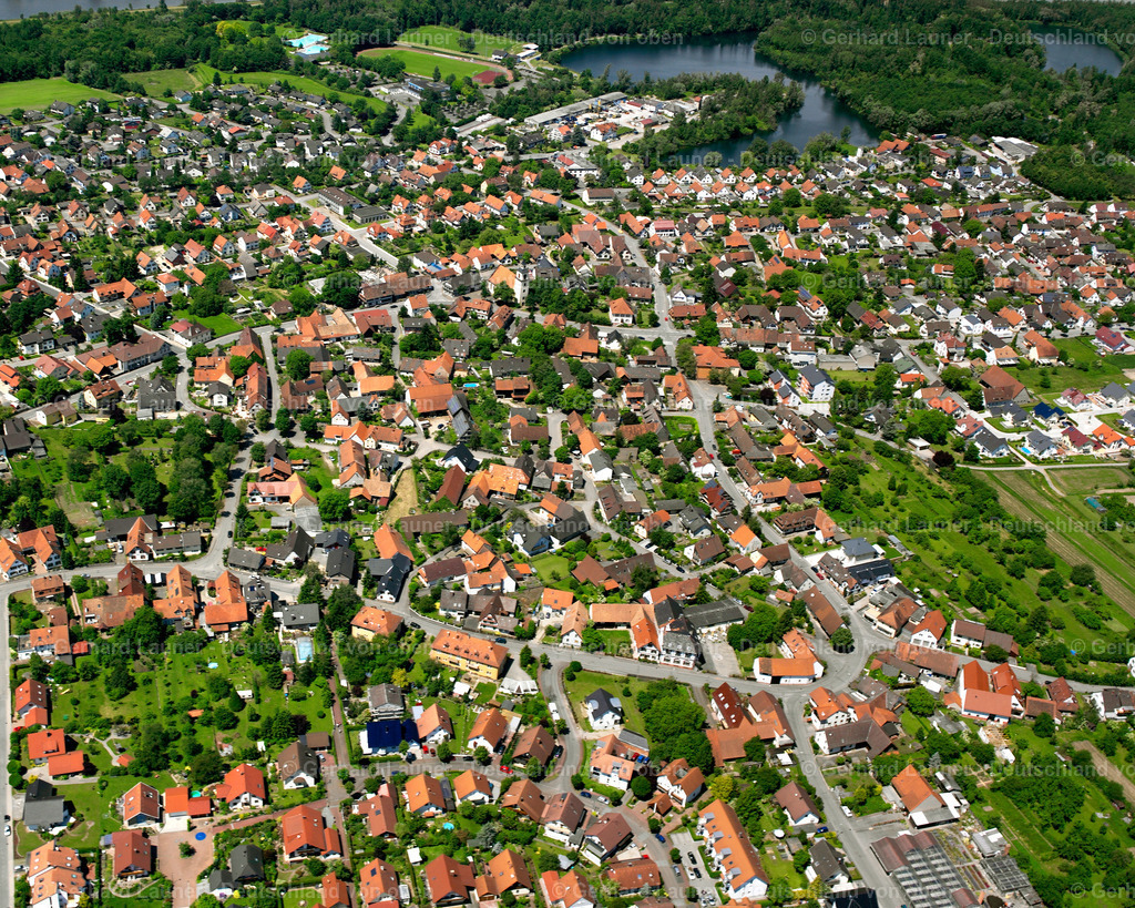 2626222 | AUENHEIM 09.06.2006 Landwirtschaftliche Nutzflächen und Feldgrenzen  umsäumen das Siedlungsgebiet des Dorfes in Auenheim im Bundesland Baden-Württemberg, Deutschland // Agricultural land and field boundaries surround the settlement area of the village  in Auenheim in the state Baden-Wuerttemberg, Germany Foto: Gerhard Launer
