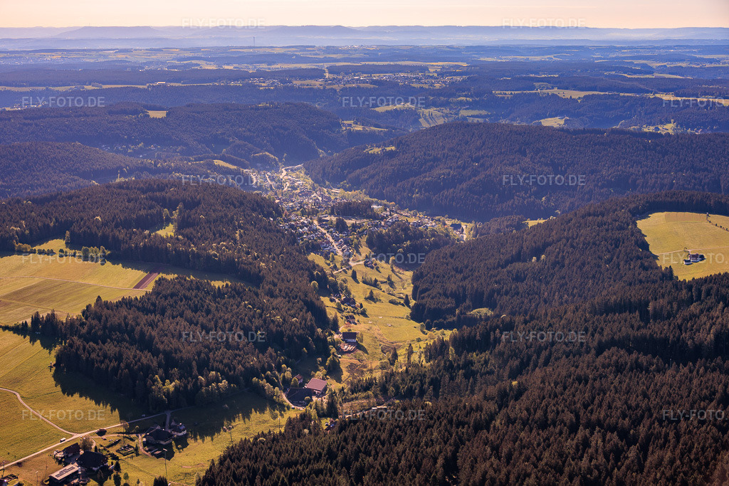 Luftbild: Ortsansicht im Schiltach-Tal aus Westen im Ortsteil Tennenbronn in Schramberg im Bundesland Baden-Württemberg in Deutschland.Foto: IMG_156314.jpg vom 17.05.2026 durch Werner Riehm/FLY-FOTO.deAuflösung des Originals: 6000 x 4000 px