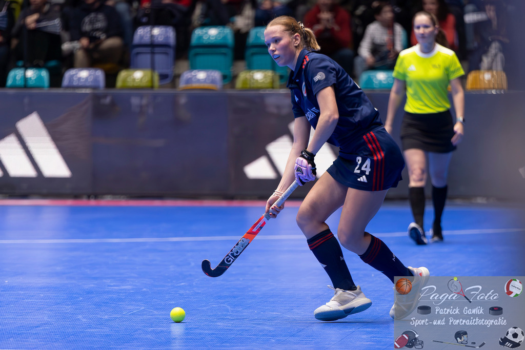 Volvo E.R.B. Final 4 Finale Frauen: Berliner HC - Mannheimer HC, 26.01.2025 | Linda Bens (Mannheimer HC #24) am Ball, Freisteller, Portrait, Porträt, Berliner HC - Mannheimer HC, Frankfurt, Süwag Arena, 26.1.2025 - Realisiert mit Pictrs.com
