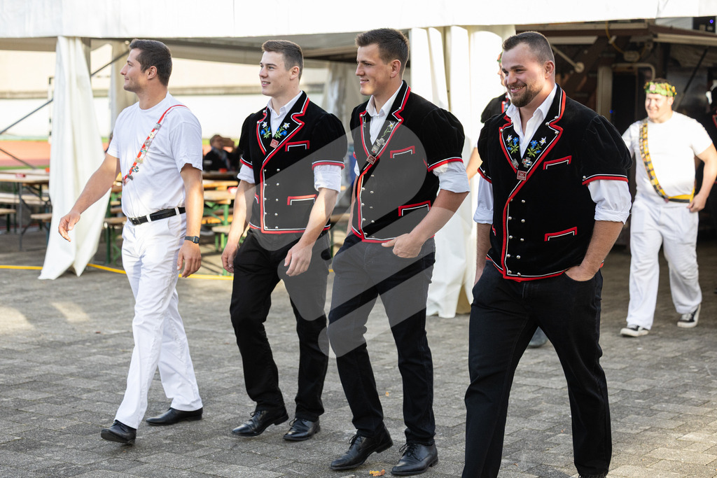 ESAF2025_Empfang_8289 | Die Schwinger des Schwyzer Kantonalen Schwingerverbandes: Fotos, die Dynamik und Leidenschaft festhalten, sowie emotionale Momente aus dem traditionellen Schwingsport zeigen. - Realisiert mit Pictrs.com