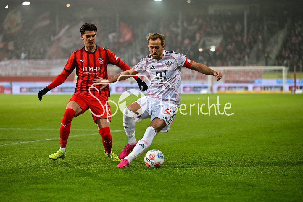 1. FC Heidenheim - FC Bayern München | HEIDENHEIM, GERMANY - 21. DECEMBER: im Duell Mathias HONSAK (1. FC Heidenheim 17) und Harry KANE (FC Bayern Munich 9) während dem Bundesligamatch zwischen dem 1. FC Heidenheim und dem FC Bayern München am 15. Spieltag in der Voith-Arena / DFL REGULATIONS PROHIBIT ANY USE OF PHOTOGRAPHS AS IMAGE SEQUENCES AND/OR QUASI-VIDEO