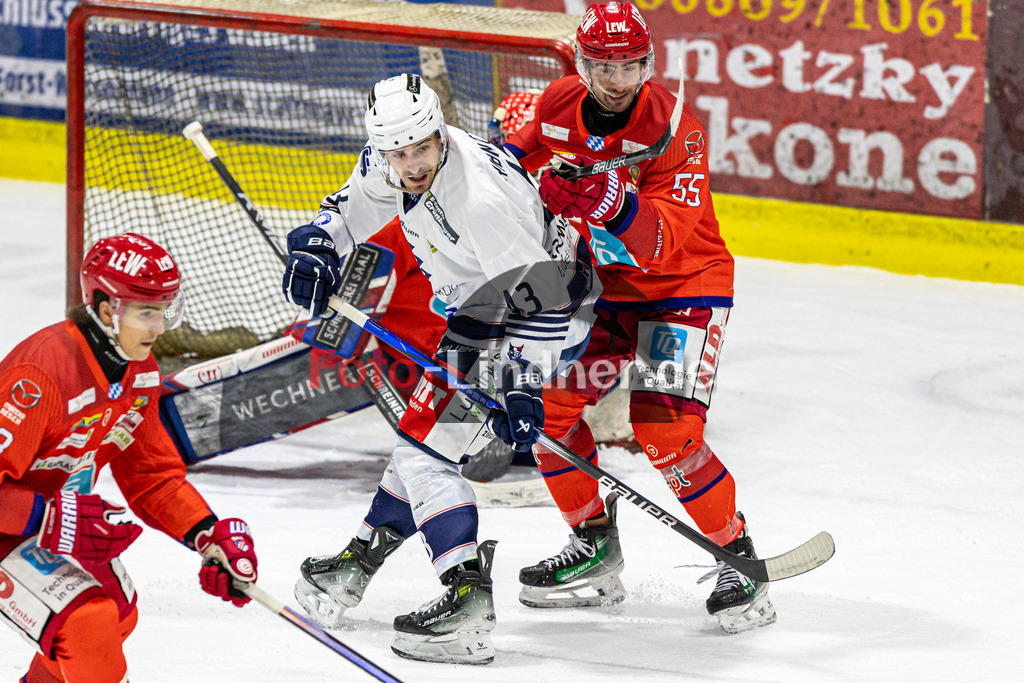 EC Peiting vs Blue Devils Weiden | Eishockey Oberliga Süd 2023/2024, EC Peiting vs Blue Devils Weiden, 20240126,
Duell zwischen Fabian RIBNITZKY (BDW 43) und Leon VAN DER LINDE (ECP 55),
2024-01-26 in Peiting (Eisstadion)
43 Fabian RIBNITZKY (BDW 43), 55 Leon VAN DER LINDE (ECP 55)
Copyright: WolfgangxLindner
