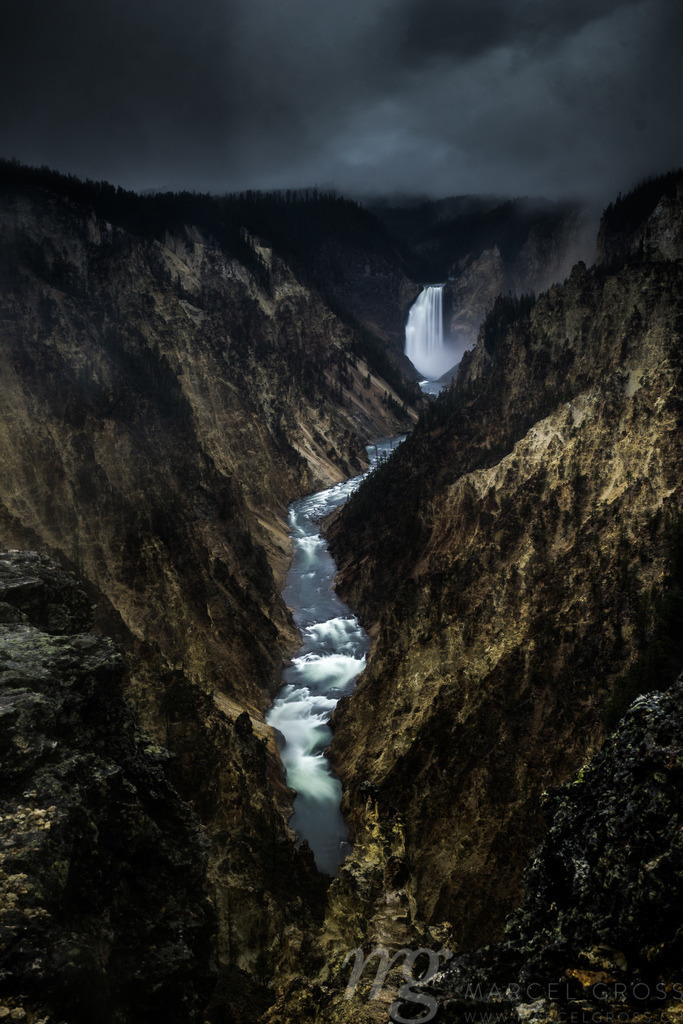 a gray and rainy day … | … can be at least as interesting to photograph as a sunny one. Lower Falls of the Yellowstone is a true masterpeace of the forces of mother nature. i've seen it in very different conditions, but i liked this cloudy day the most. - Realisiert mit Pictrs.com