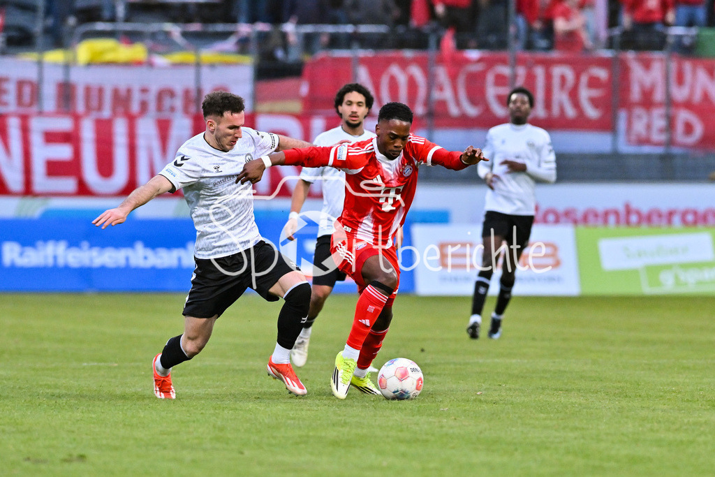 SV Wacker Burghausen - FC Bayern Amateure | BURGHAUSEN, GERMANY - 01. APRIL: im Duell Faton DZEMAILJI (Wacker Burghausen 27) und Michael SCOTT (FC Bayern München II 11) während dem Match zwischen dem SV Wacker Burghausen und den Amateuren des FC Bayern München am 26. Spieltag der Regionalliga Bayern im Flatbuy Stadion