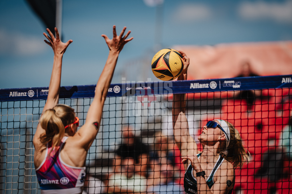 Beachvolleyball | Frauen | Allianz German Beach Tour 2025 | Tourstop Düsseldorf | 09.05.2025 | v.l. Nele Barber gegen Anna Behlen