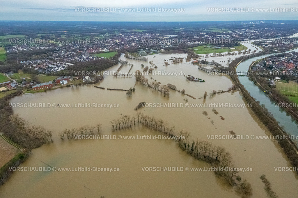 Dorsten231204213Lippe | Luftbild vom Hochwasser der Lippe, Weihnachtshochwasser 2023, Fluss Lippe tritt nach starken Regenfällen über die Ufer, Überschwemmungsgebiet LIppeaue Dorsten an RWW Rheinisch-Westfälische Wasserwerksgesellschaft mbH, Wesel-Datteln-Kanal, Bäume im Wasser, Östrich, Dorsten, Ruhrgebiet, Nordrhein-Westfalen, Deutschland