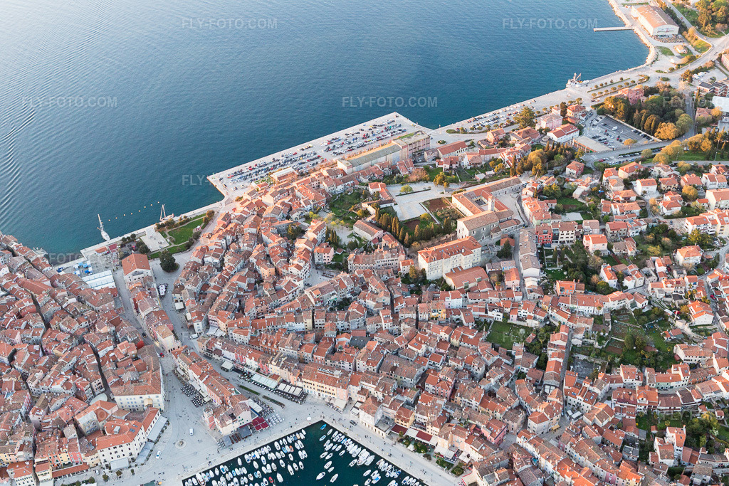 Aerial view: View of the town in Rovinj in the state Gespanschaft Istrien, Croatia. – Photo: IMG_106173.jpg taken on 04/13/2018 by Werner Riehm/FLY-FOTO.com – Resolution of the original: 5472 x 3648 px