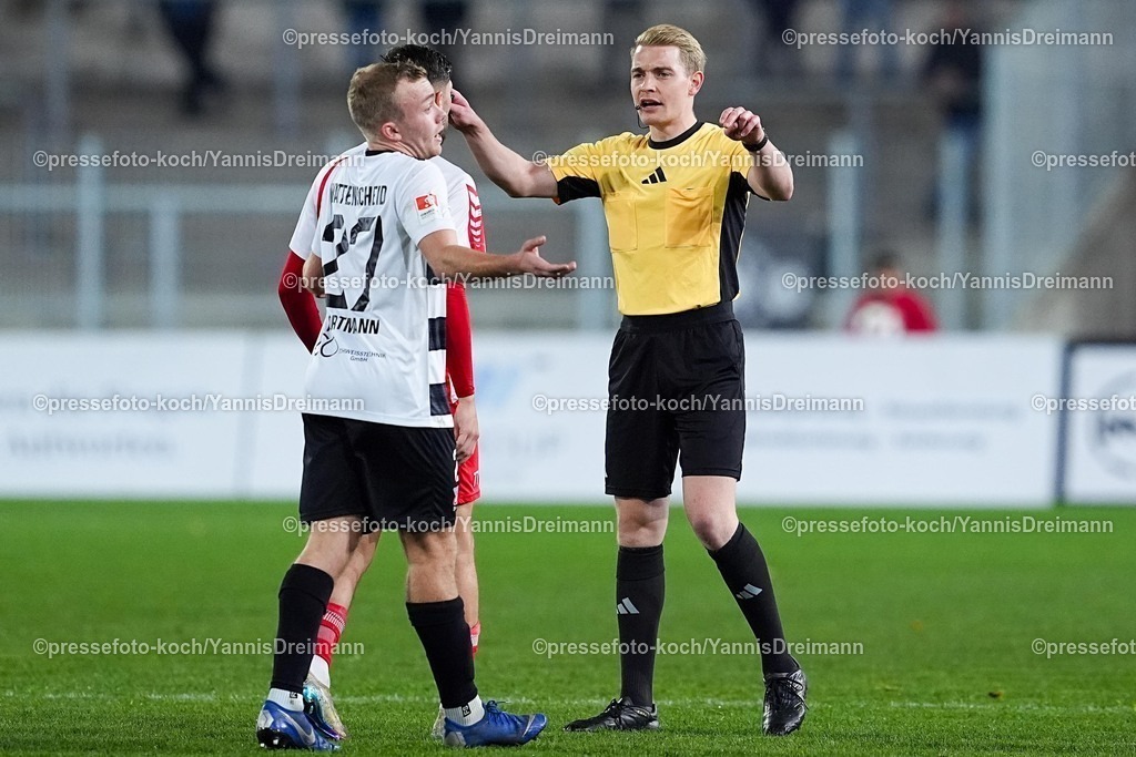 xYDRx06112501065 | 06.11.2025, xydrx, Fußball, Oberliga Westfalen, SG Wattenscheid 09 - FC Eintracht Rheine, Saison 2025 2026, Lohrheidestadion: Fabian Kerellaj (FC Eintracht Rheine #77) Finn Wortmann (SG Wattenscheid 09 #27) diskutieren mit Fabian Kiehl (Schiedsrichter)
