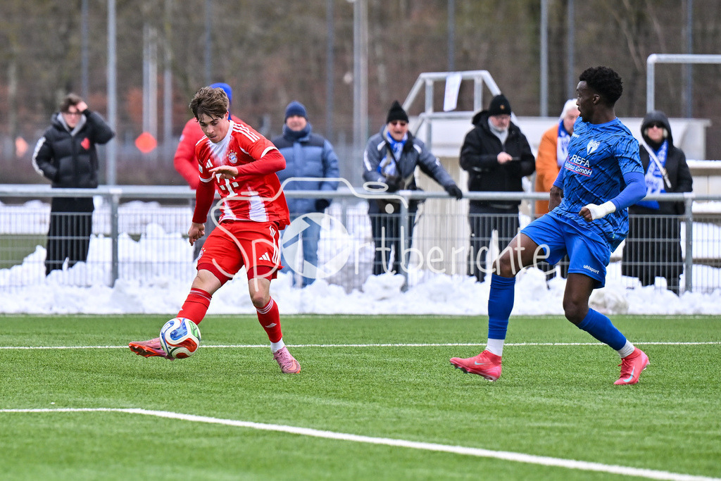 FC Bayern Amateure - SGV Freiberg Fussball | MUNICH, GERMANY - 29. JANUARY: im Duell Maximilian SCHUHBAUER (FC Bayern München II 7) und Abou Dramane BALLO (SGV Freiberg 27) während dem Testspiel zwischen den Amateuren des FC Bayern und dem SGV Freiberg Fussball am FC Bayern Campus