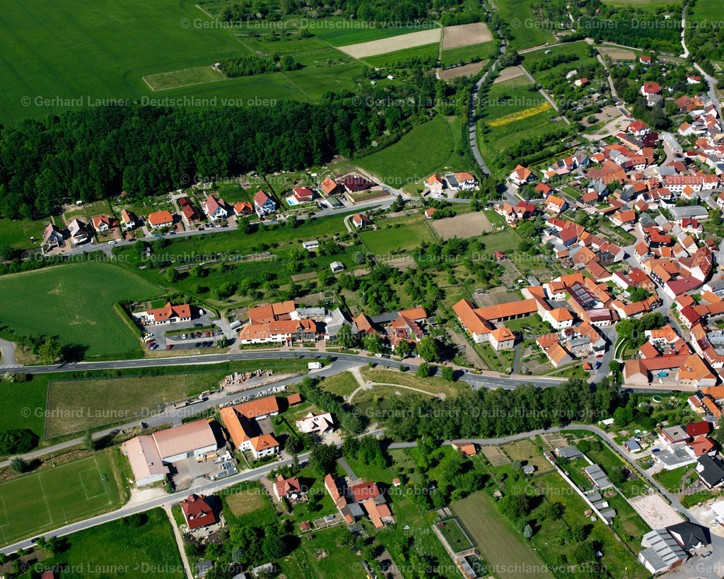 2634565 | KREUZEBRA 16.06.2006 Ortsansicht am Rande von landwirtschaftlichen Feldern und Nutzflächen an der Hauptstraße in Kreuzebra im Bundesland Thüringen, Deutschland. // Village view on the edge of agricultural fields and land on street Hauptstrasse in Kreuzebra in the state Thuringia, Germany. Foto: Gerhard Launer