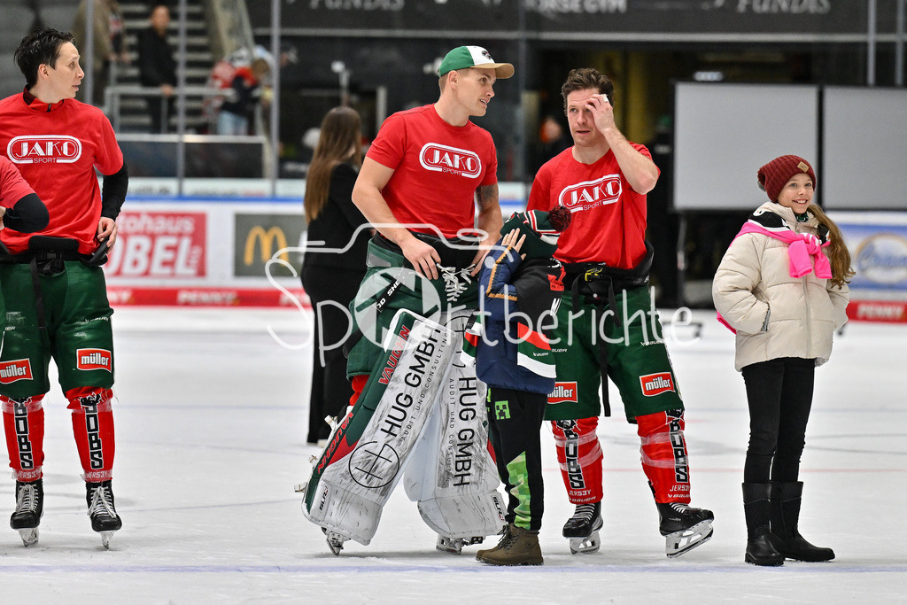 Augsburger Panther - Nürnberg Ice Tigers | Das Team der Augsburger Panther feiert zusammen mit den Fans den Heimsieg gegen Nuernberg / DEL: Augsburger Panther - Nuernberg Ice Tigers, Curt Frenzel Stadion am 06.12.2024 / Markus KELLER (Augsburger Panther #35) und T. J. TREVELYAN (Augsburger Panther #24)