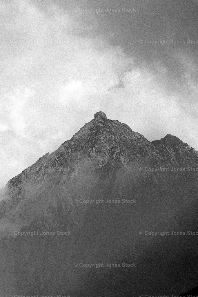 Peak b/w | A peak in the Stubai Alps. - Realisiert mit Pictrs.com