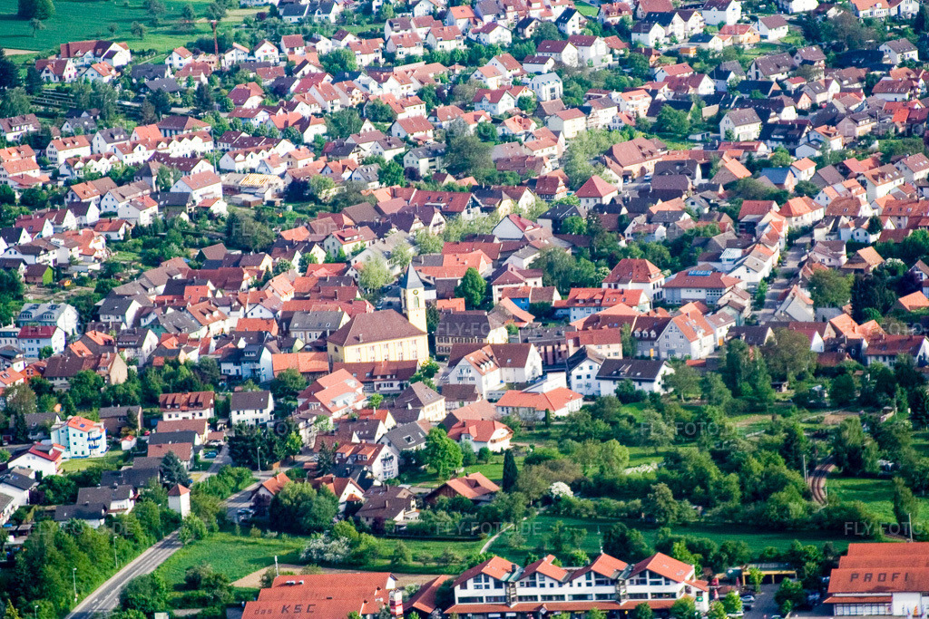 Luftbild: Dorfmitte im Ortsteil Langensteinbach in Karlsbad im Bundesland Baden-Württemberg in Deutschland. Foto: IMG_1962.jpg vom 14.05.2006 durch Werner Riehm/FLY-FOTO.de