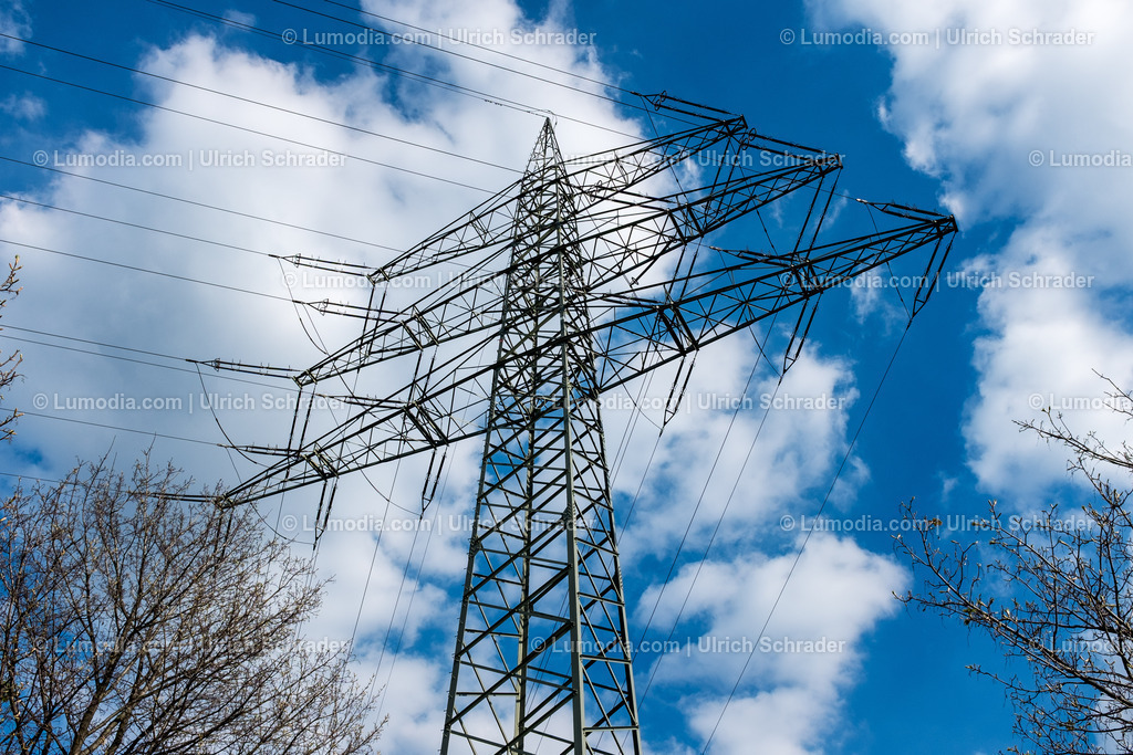 10049-10128 - Hochspannungsleitung | Stockfoto und Bilderpool mit Bildmaterial aus Deutschland, dem Harz, Halberstadt, Quedlinburg, Wernigerode und weltweit. Qualitativ hochwertige und professionelle Fotos anschauen und kaufen. - Realisiert mit Pictrs.com