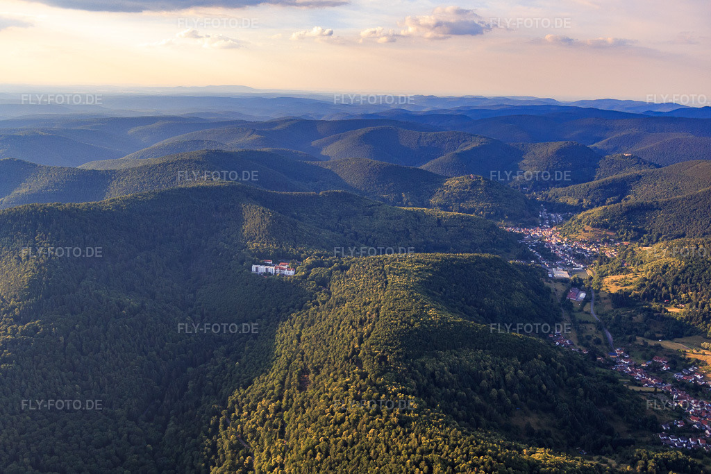 Luftbild: Fachklinik Eußerthal im Wald in Eußerthal im Bundesland Rheinland-Pfalz in Deutschland. – Foto: IMG_082661.jpg vom 25.06.2015 durch Werner Riehm/FLY-FOTO.de – Auflösung des Originals: 5124 x 3416 px – Fachklinik Eußerthal | Fachklinik Eußerthal