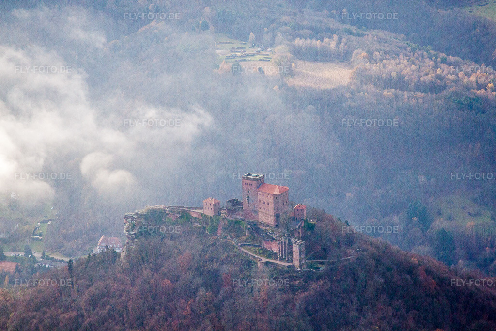 Luftbild: Vom Wald umgebende Burganlage der Reichsburg Trifels im Nebel in Annweiler am Trifels im Bundesland Rheinland-Pfalz in Deutschland. Foto: IMG_61200.jpg vom 30.11.2013 durch Werner Riehm/FLY-FOTO.de