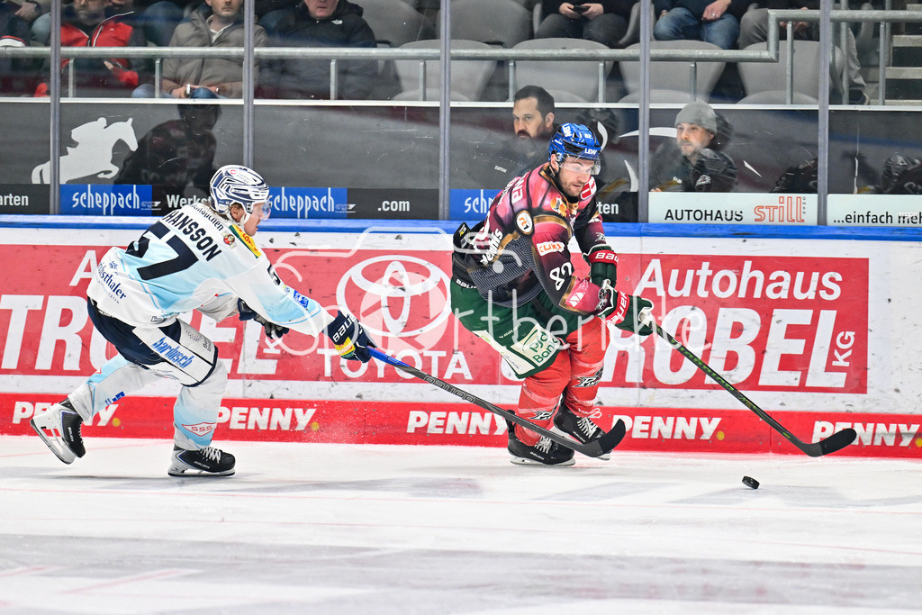 Augsburger Panther - Dresdner Eislöwen | AUGSBURG, DEUTSCHLAND - 06. MÄRZ: im Duell Emil JOHANSSON (Eislöwen Dresden 57) und Alexandre GRENIER (Augsburger Panther 82) während dem Match zwischen den Augsburger Panthern und den Dresdner Eislöwen am 49. Spieltag der Penny DEL im Curt Frenzel Stadion