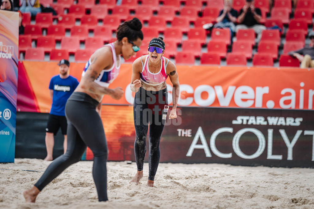 Beachvolleyball | Frauen | German Beach Tour 2024 | Tourstop Bremen | 07.06.2024 | Andressa Cavalcanti Ramalho (rechts, BRA) jubelt, Thainara Mylena Feitosa de Oliveira (links, BRA)