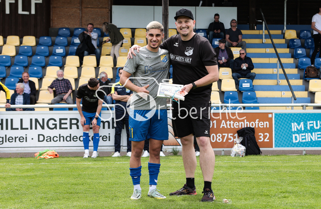 FC Pipinsried - SV Wacker Burghausen | Der FC Pipinsried verabschiedet vor der Partie gegen Burghausen noch einige Spieler / Im Bild Halt YILMAZ (FCP #11) und Praesident Benny Rauch
