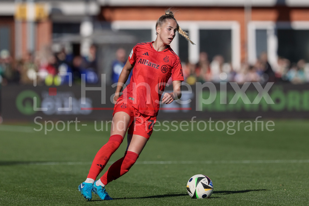 Fussball, Google Pixel Frauen-Bundesliga, SV Werder Bremen - FC Bayern München | v.li.: Giulia Gwinn (FC Bayern München, 7) am Ball, Freisteller, Einzelbild, Ganzkörper, Aktion, Action, Spielszene, DIE DFB-RICHTLINIEN UNTERSAGEN JEGLICHE NUTZUNG VON FOTOS ALS SEQUENZBILDER UND/ODER VIDEOÄHNLICHE FOTOSTRECKEN. DFB REGULATIONS PROHIBIT ANY USE OF PHOTOGRAPHS AS IMAGE SEQUENCES AND/OR QUASI-VIDEO.