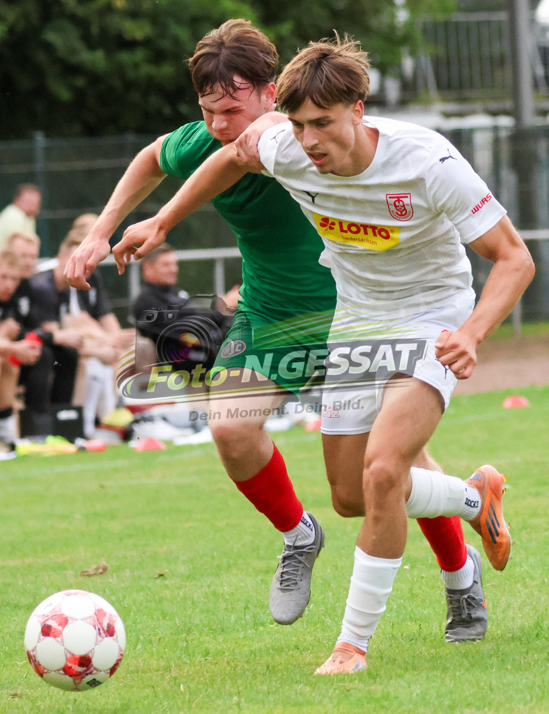 TuS Bersenbrück - HSC Hannover | Auf dem Bild zu sehen: weiß TuS Bersenbrück: Philipp Schmidt ; grün HSC Hannover: TuS Bersenbrück, HSC Hannover, Saison 25/26, Testspiel, Bünde, Deutschland - Realisiert mit Pictrs.com