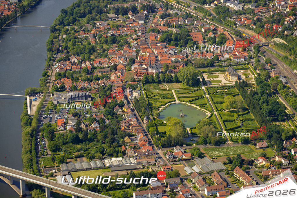 Das Luftbild zeigt Hof Garten Veitshöchheim - Die Luftaufnahme wurde 2023 vom UL-Flugzeug aus erstellt ( keine Drohne ) - Hochauflösende Luftaufnahme - Für grossformatige Ausdrucke geeignet. Die Geschenkidee !Mit Lizenz und Bildrechte bestellbar